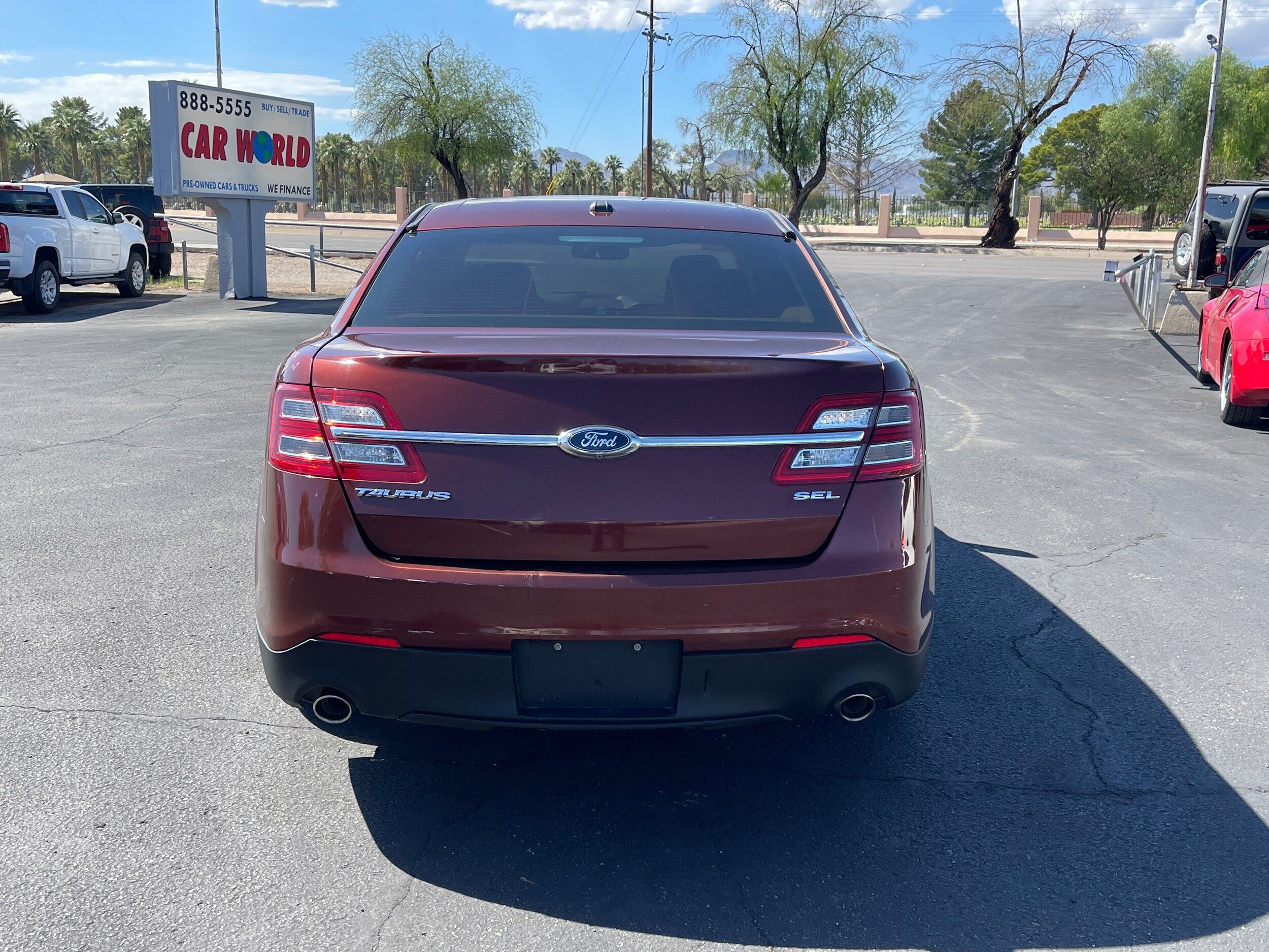 2015 Ford Taurus SEL photo 4
