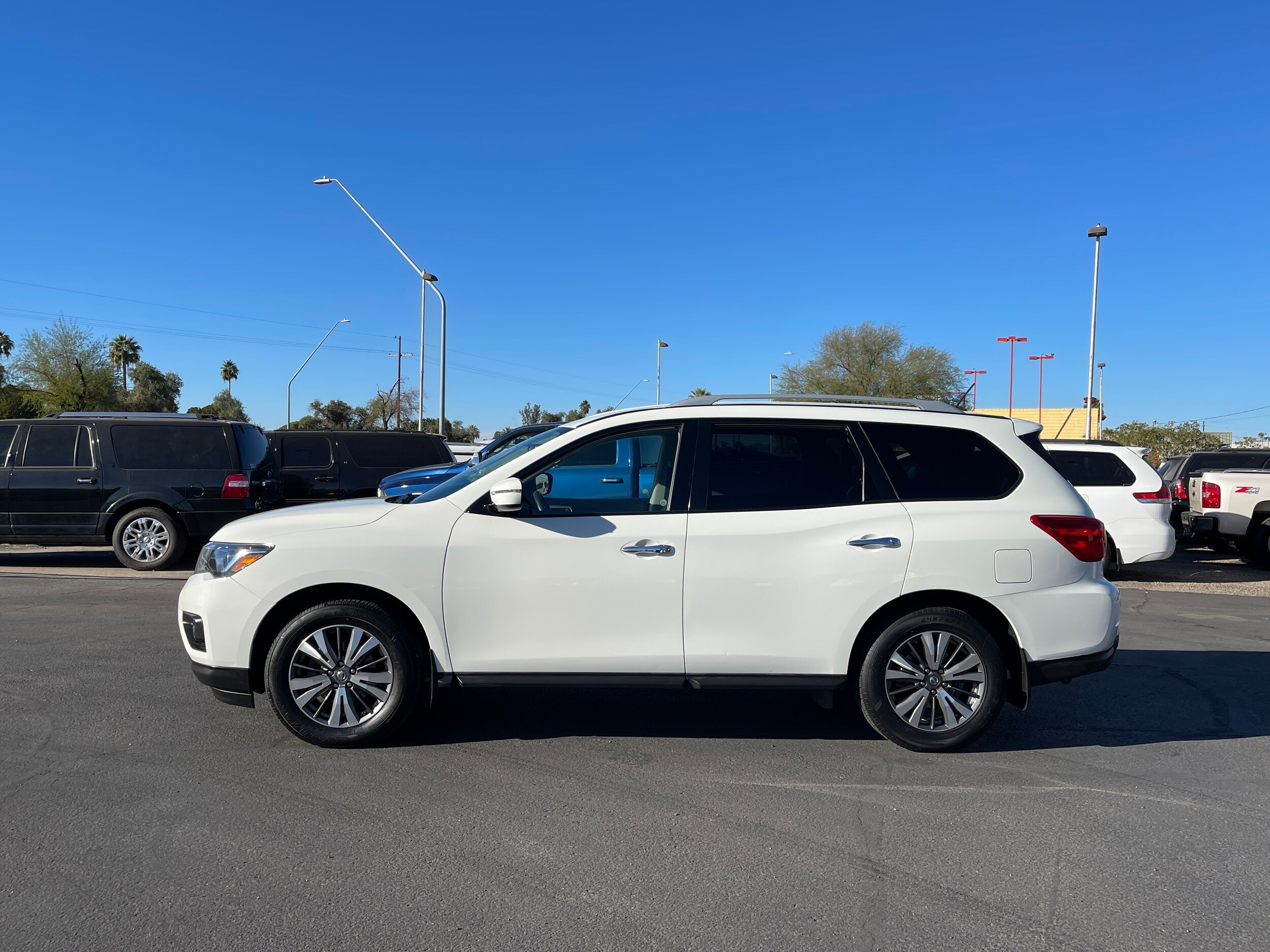 2018 Nissan Pathfinder SV photo 2