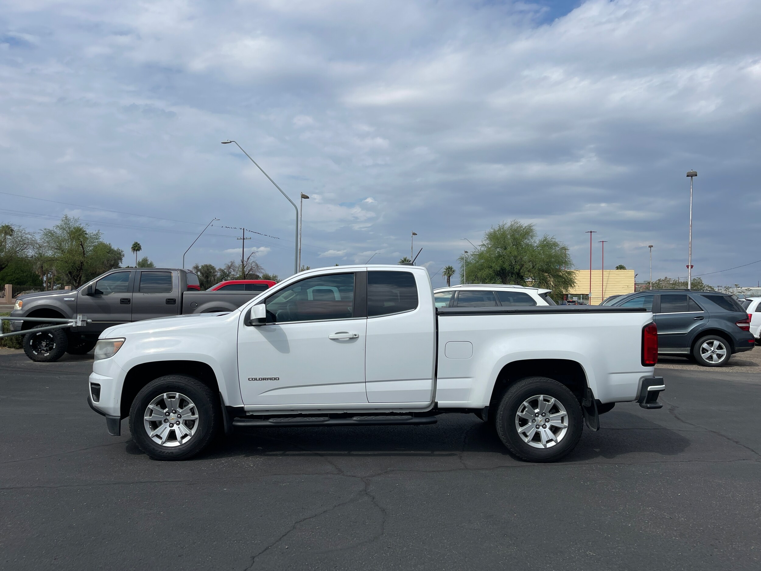 2017 Chevrolet Colorado LT photo 2
