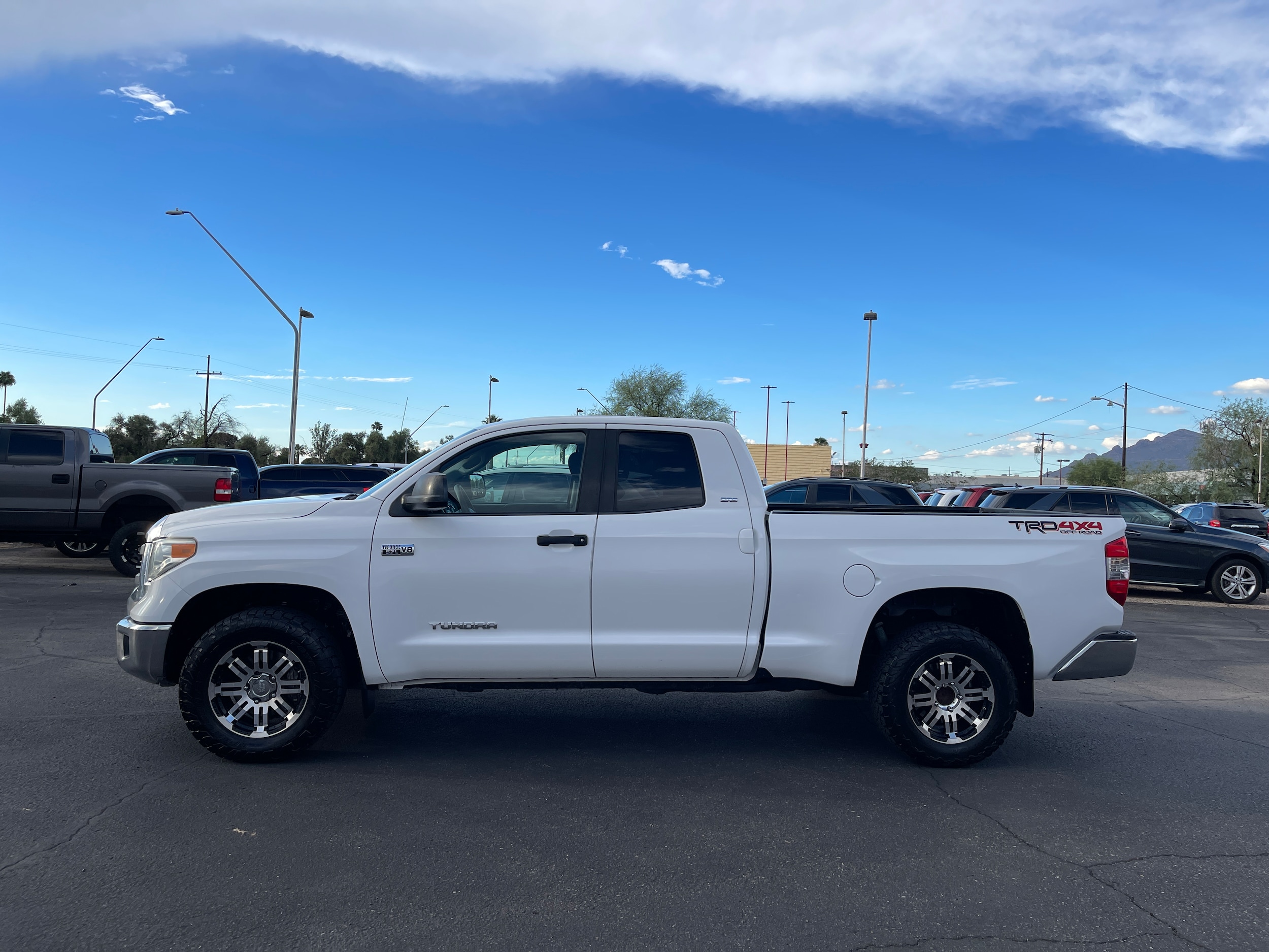 2014 Toyota Tundra SR5 CrewMax photo 2