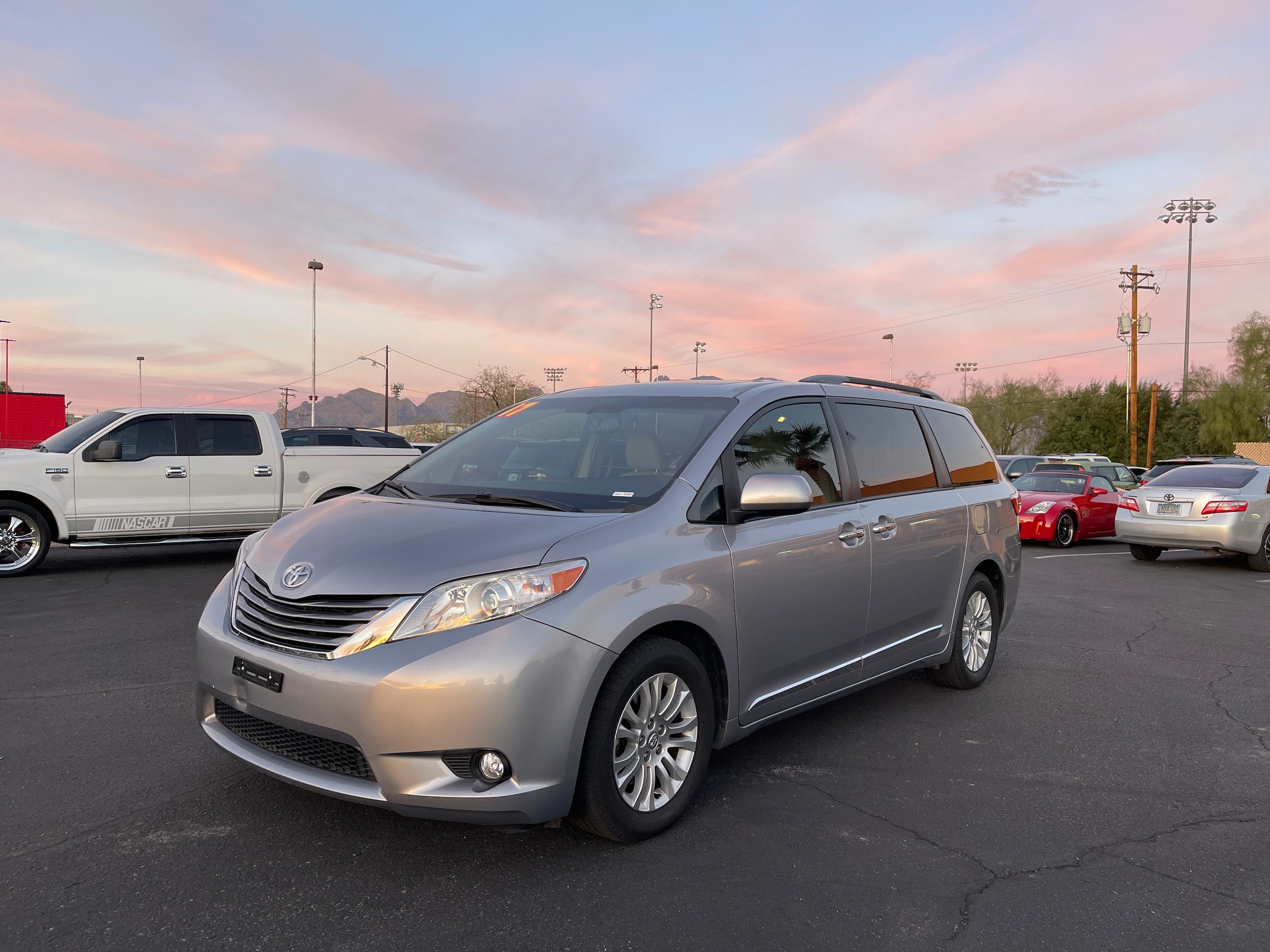 2017 Toyota Sienna XLE's photo