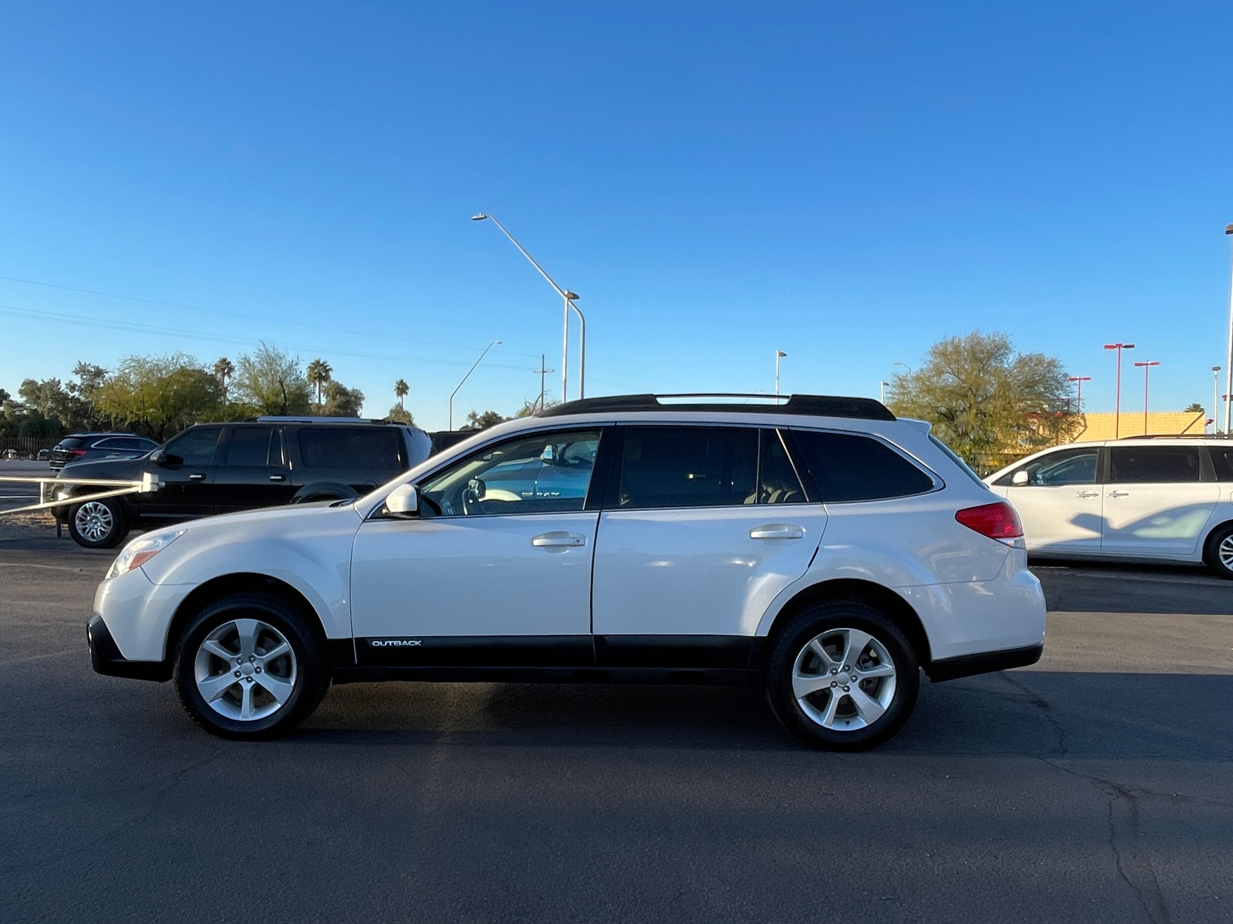 2013 Subaru Outback Premium photo 2