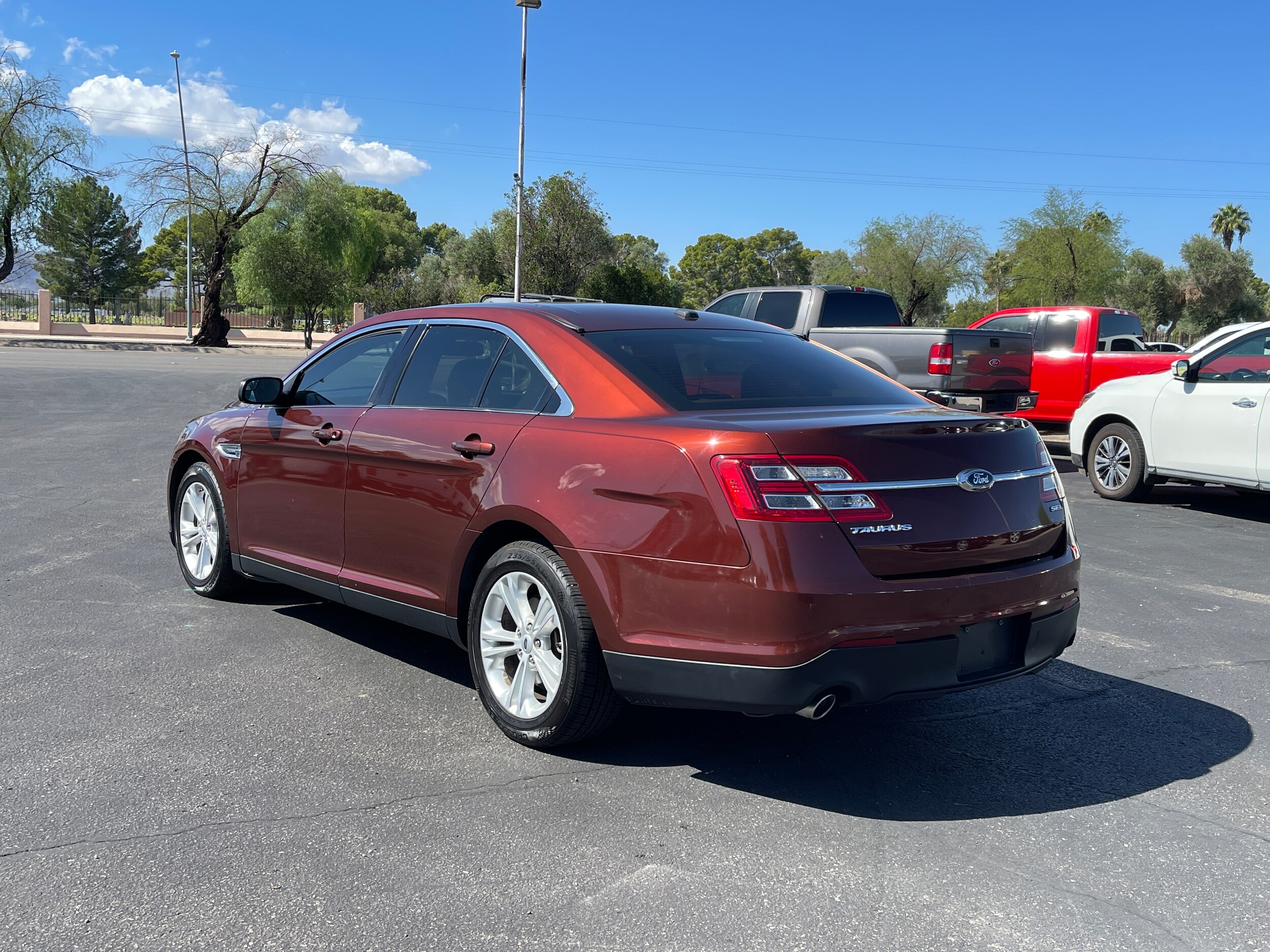 2015 Ford Taurus SEL photo 3