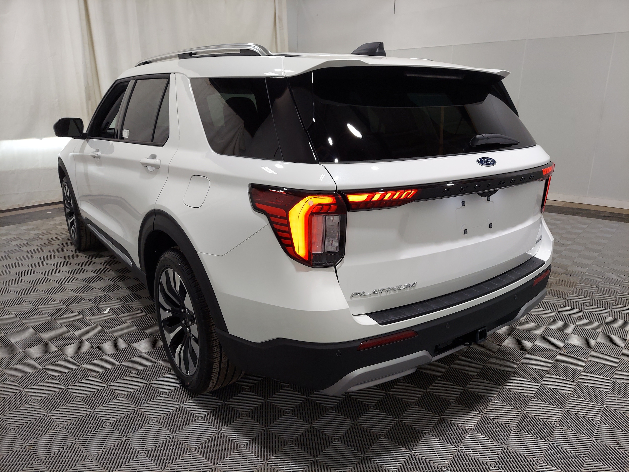 2026 Ford Explorer Platinum - Photo 2
