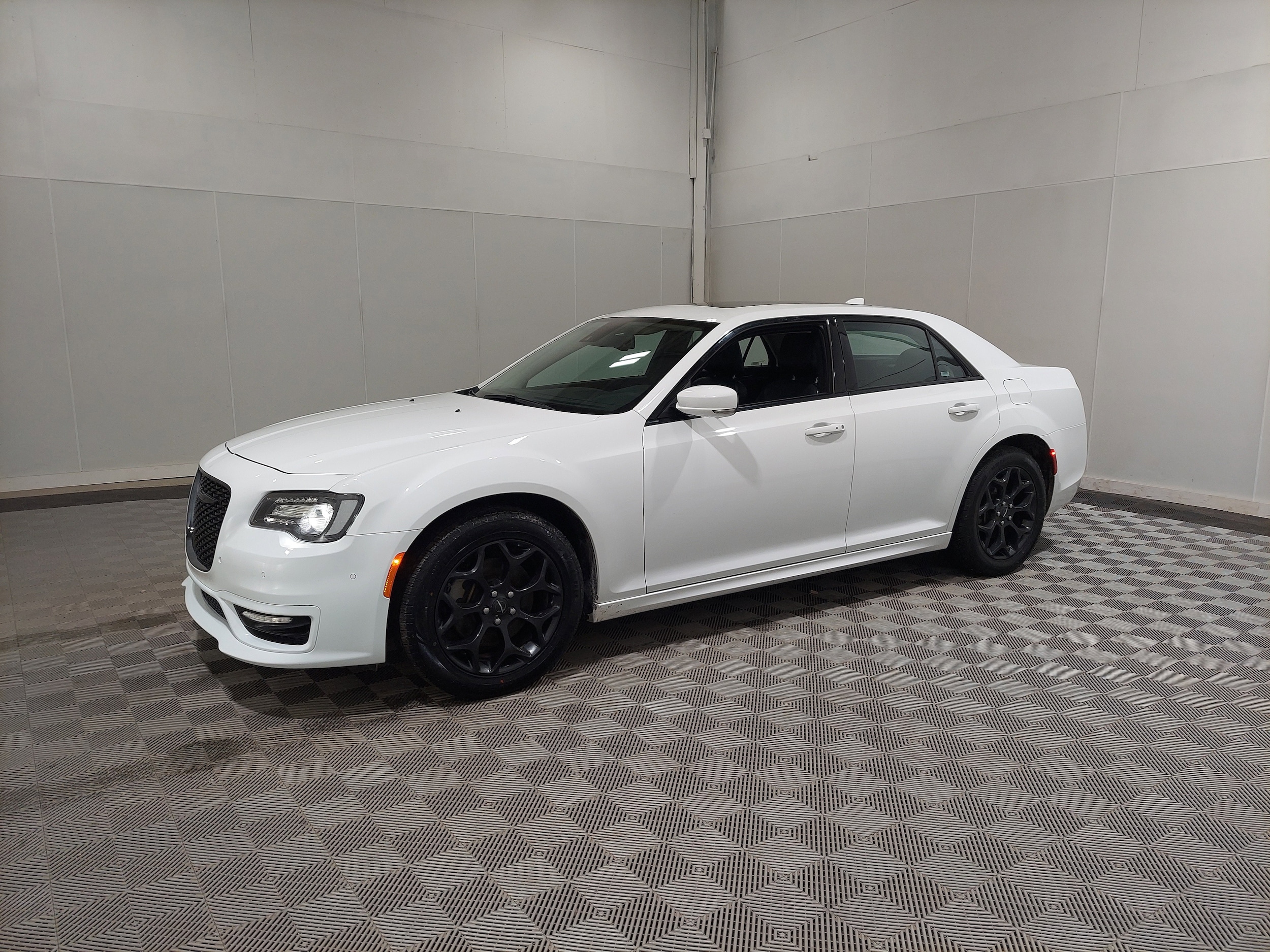 2023 Chrysler 300 Touring L's photo