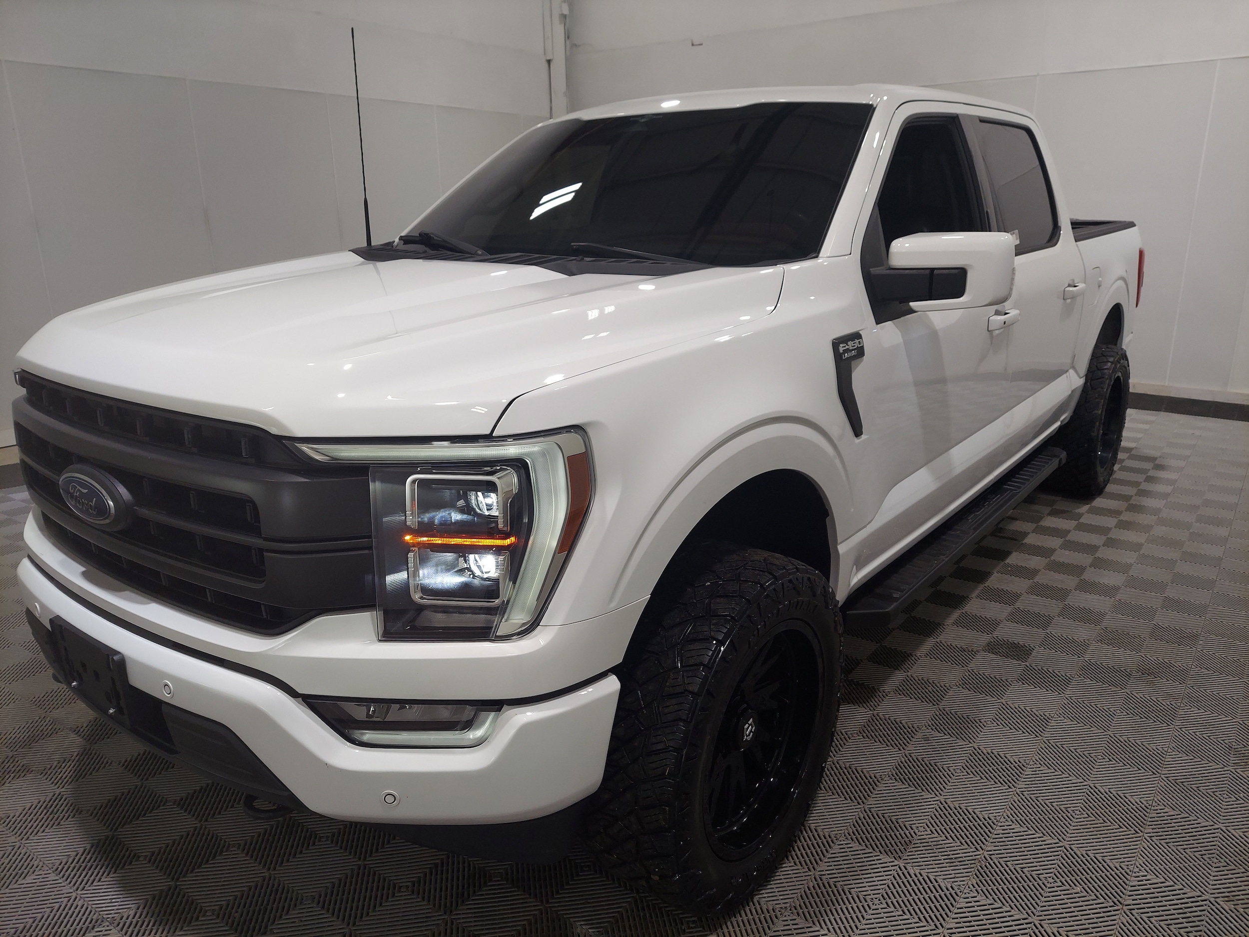 2023 Ford F-150 Lariat 4x4 SuperCrew 145 in's photo