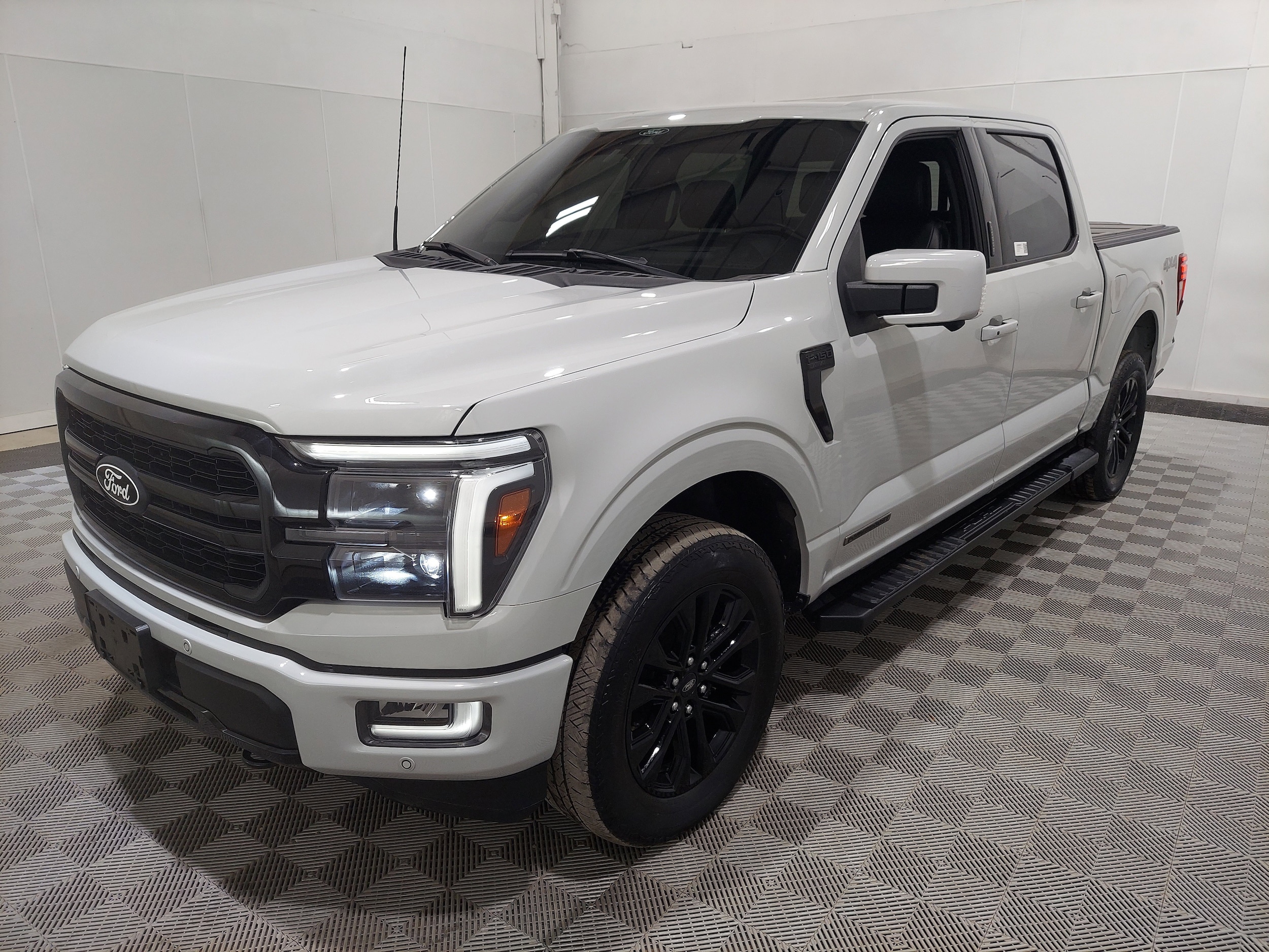 2024 Ford F-150 Lariat 4x4 SuperCrew 145 in's photo