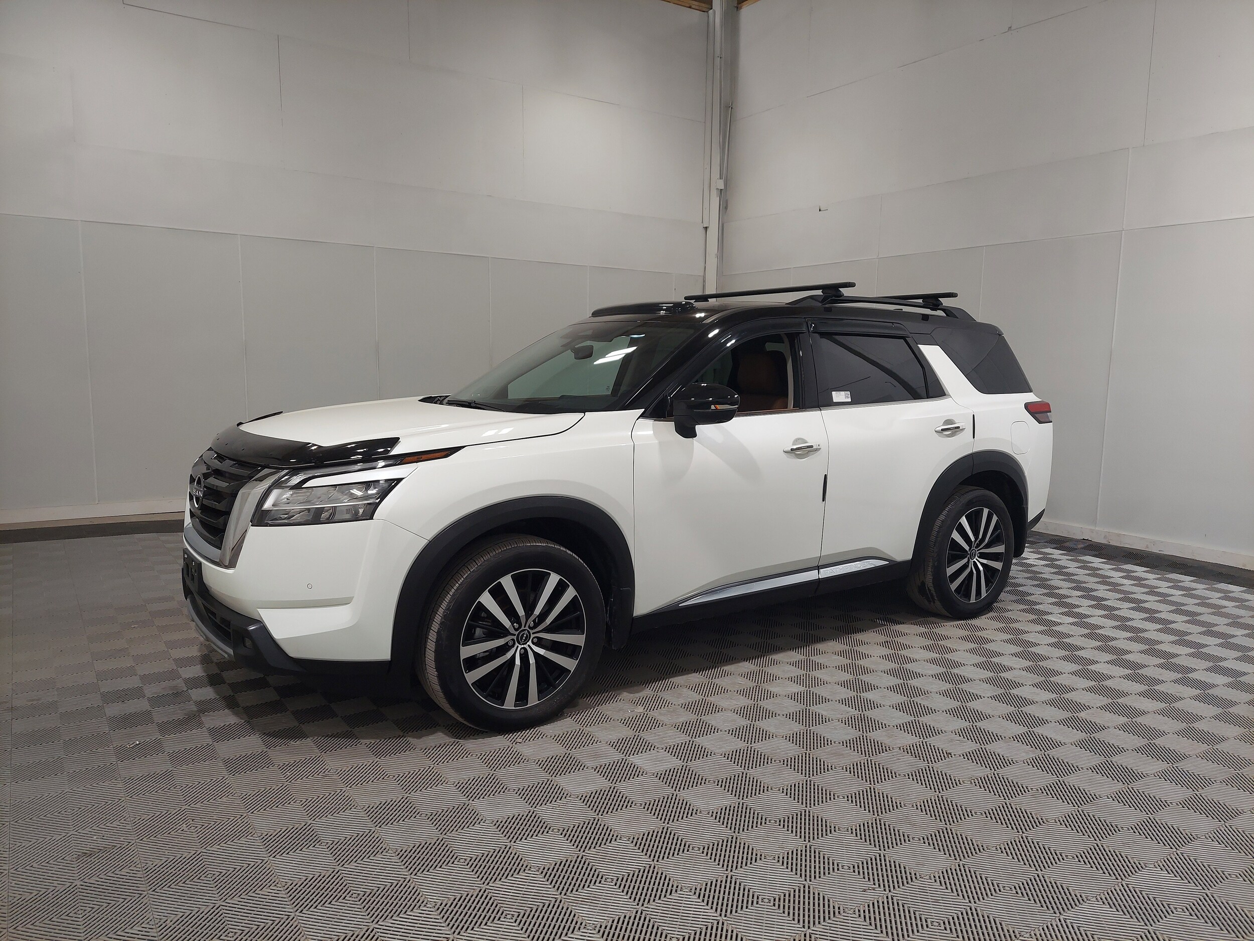 2024 Nissan Pathfinder Platinum's photo