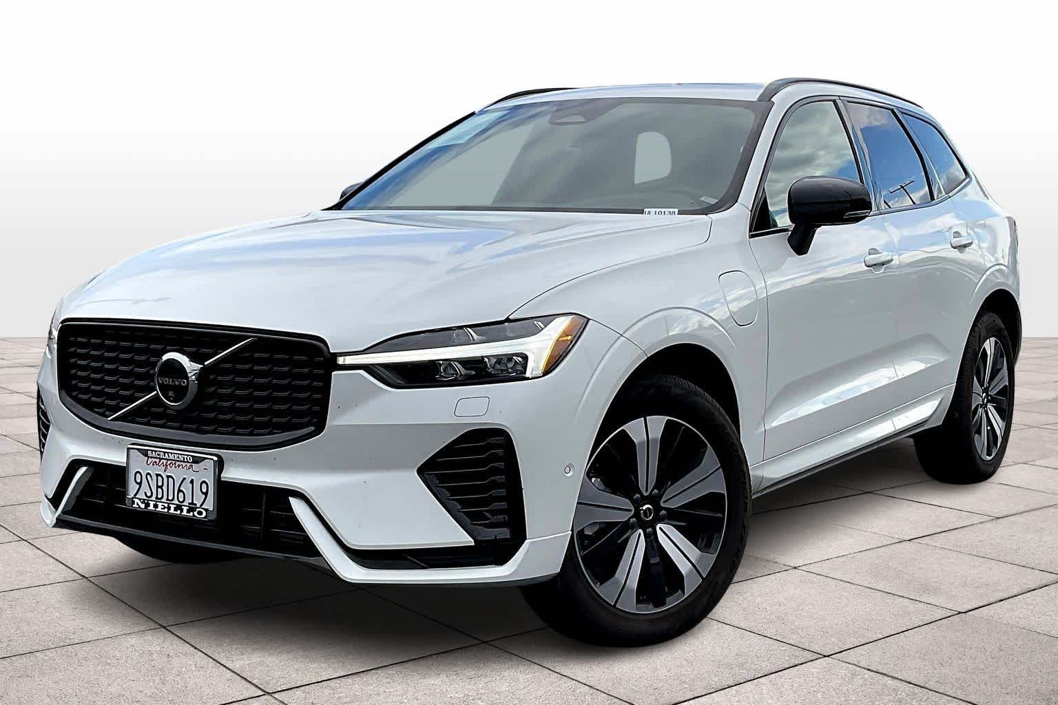 2025 Volvo XC60 Plus's photo