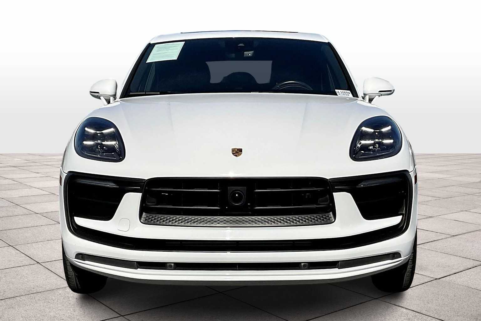 2023 Porsche Macan T photo 3