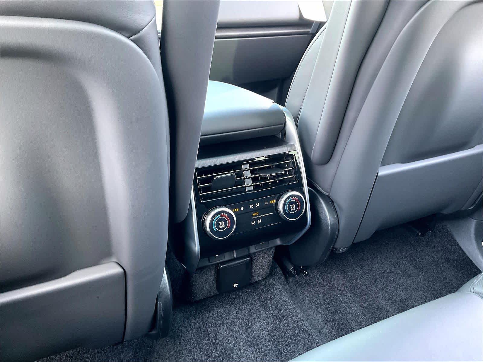 2025 Land Rover Range Rover SE - Photo 16