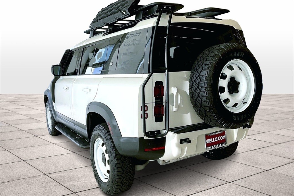 2024 Land Rover Defender 110 S photo 2