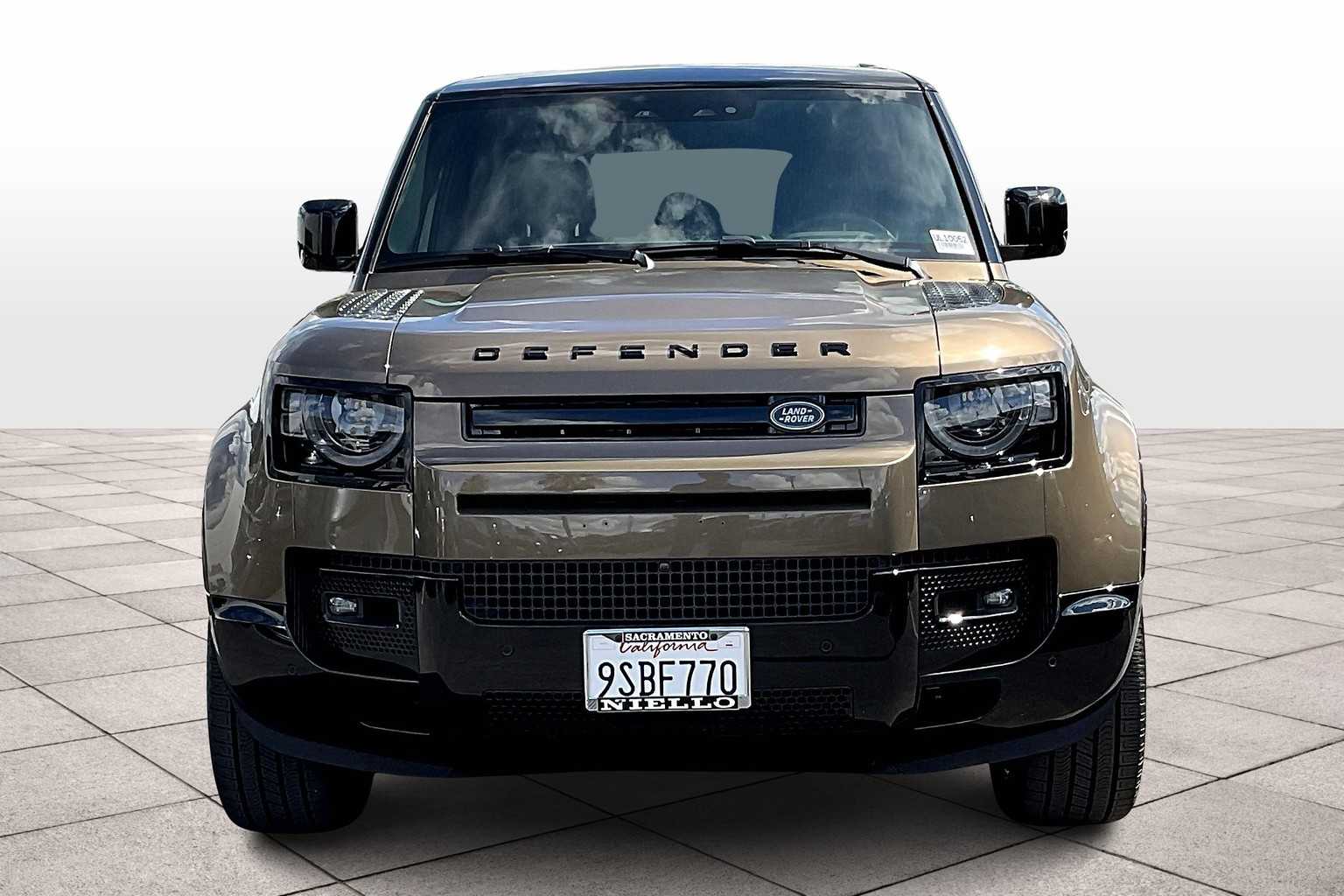 2025 Land Rover Defender X-Dynamic SE 110 photo 3