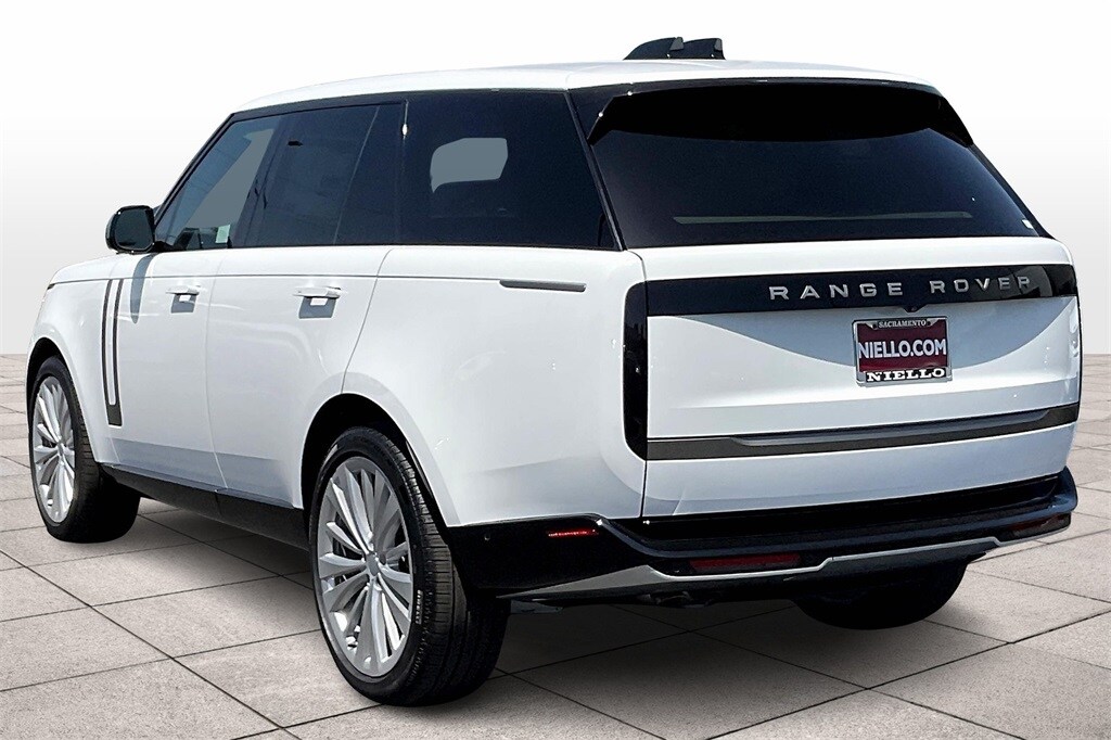2025 Land Rover Range Rover SE photo 3