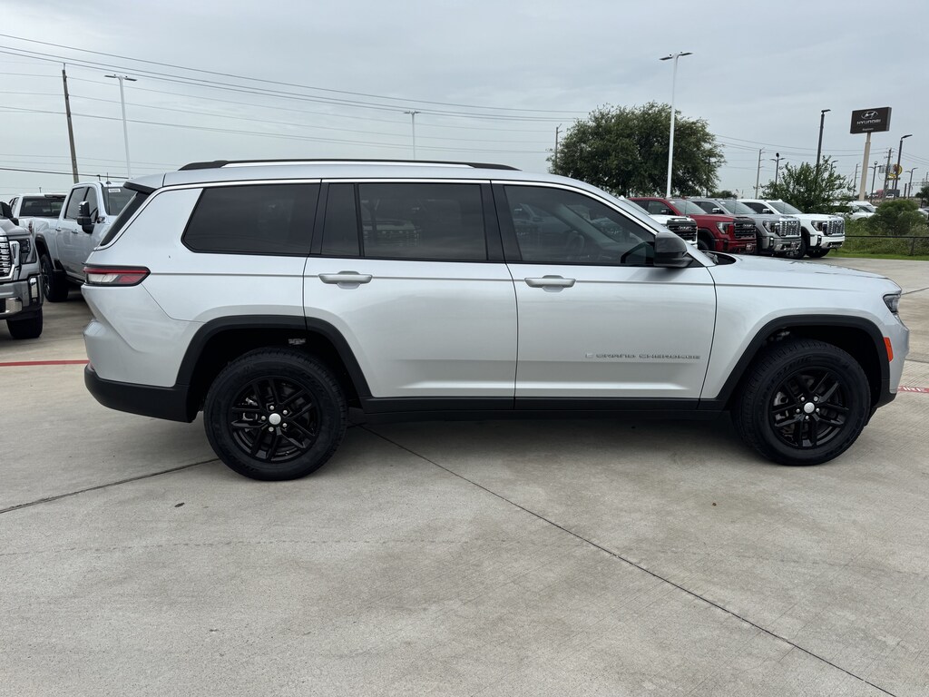 Used 2022 Jeep New Grand Cherokee Laredo SUV