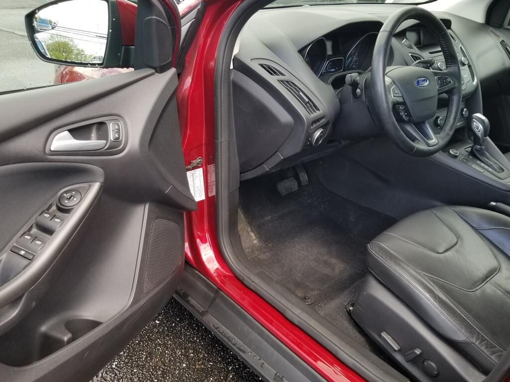 2015 Ford Focus SE photo 4