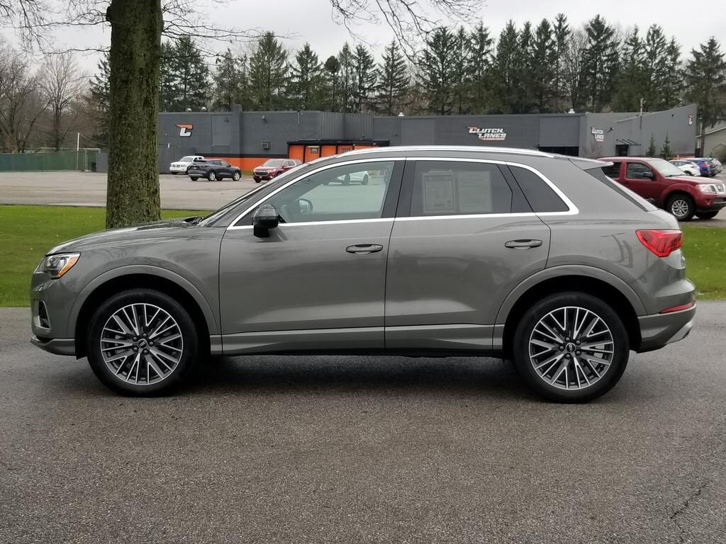 2022 Audi Q3 Premium 40 TFSI photo 2