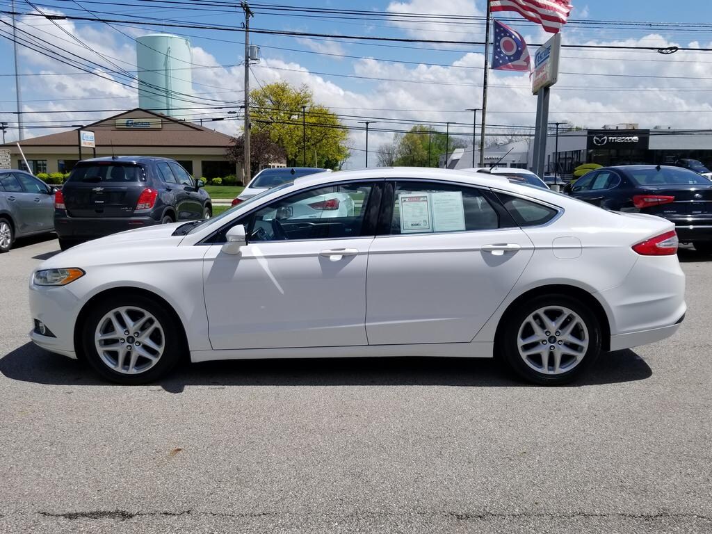 2015 Ford Fusion SE photo 2