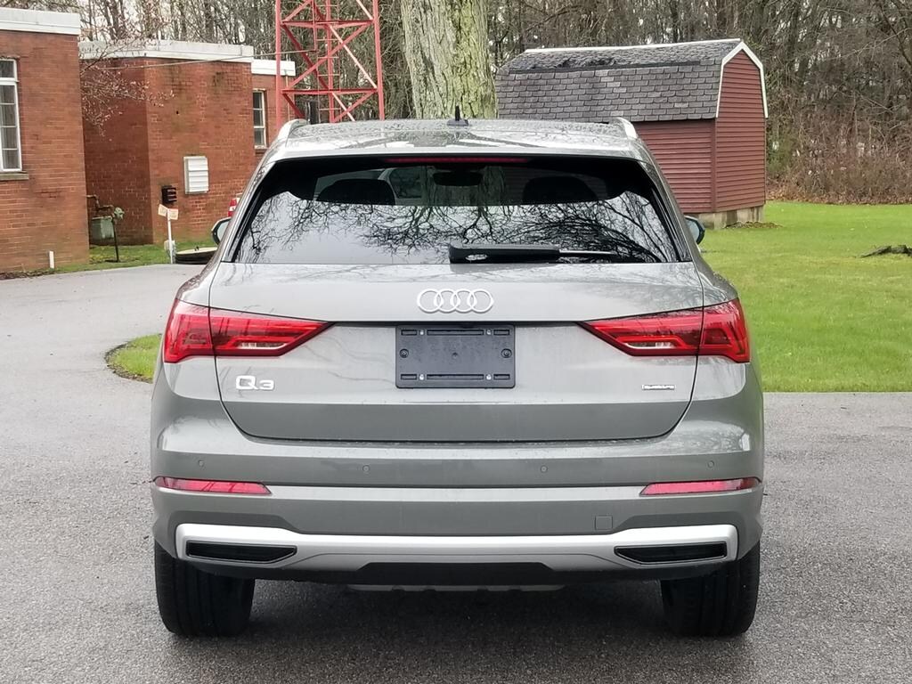 2022 Audi Q3 Premium 40 TFSI photo 4