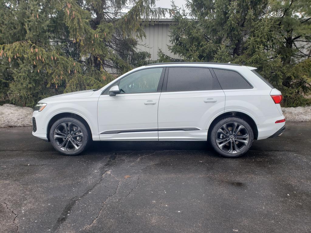 2025 Audi Q7 55 Premium Plus photo 3