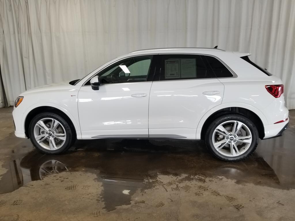 2022 Audi Q3 S line Premium 45 TFSI photo 2