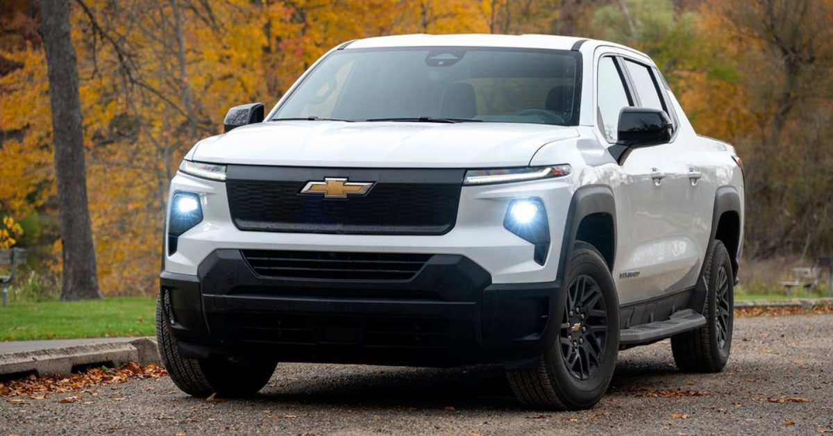 2025%20Chevy%20Silverado%201500%20EV%20parked%20on%20a%20road.png