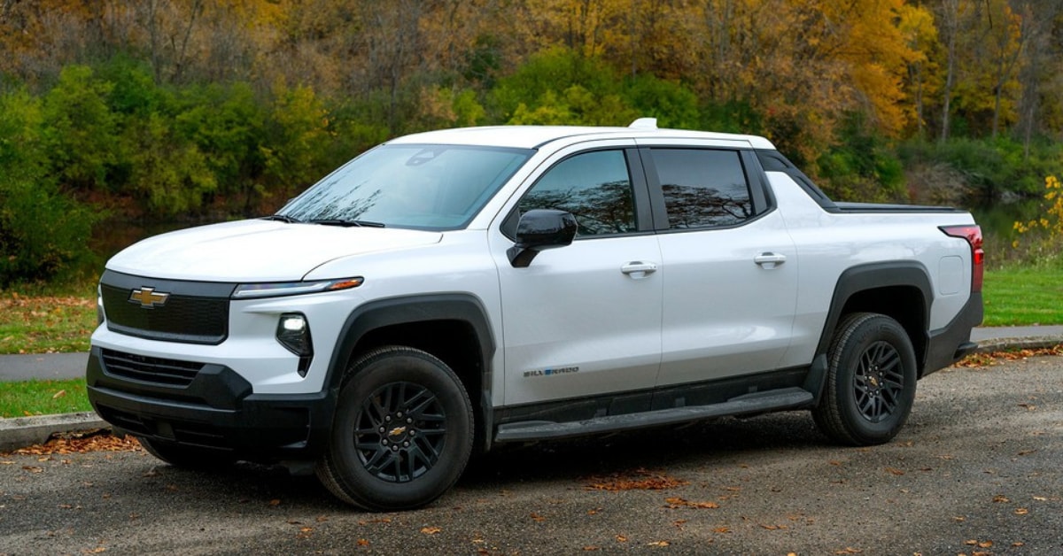 2025%20Chevy%20Silverado%201500%20EV%20parked%20on%20a%20road.png