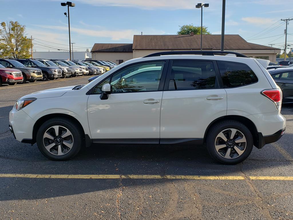 2018 Subaru Forester 2.5i Premium photo 2