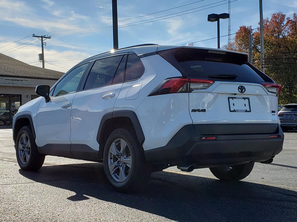 2022 Toyota RAV4 XLE photo 3