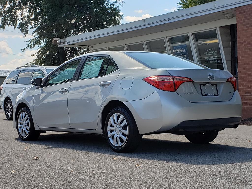 2017 Toyota Corolla LE photo 3