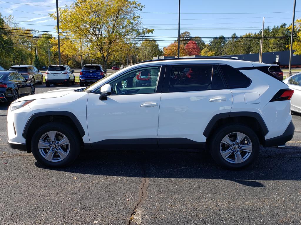 2022 Toyota RAV4 XLE photo 2