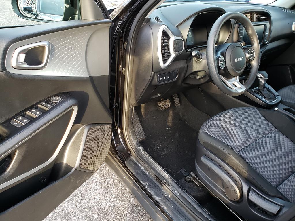 2023 Kia Soul LX S photo 3