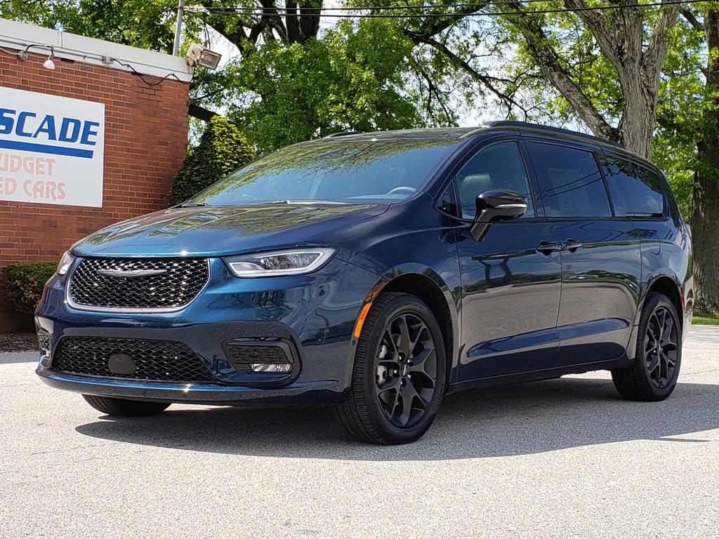 2023 Chrysler Pacifica Limited AWD's photo