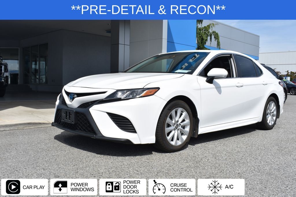 2020 Toyota Camry SE's photo