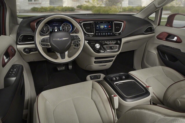 2017-chrysler-pacifica_100541936_m.jpg