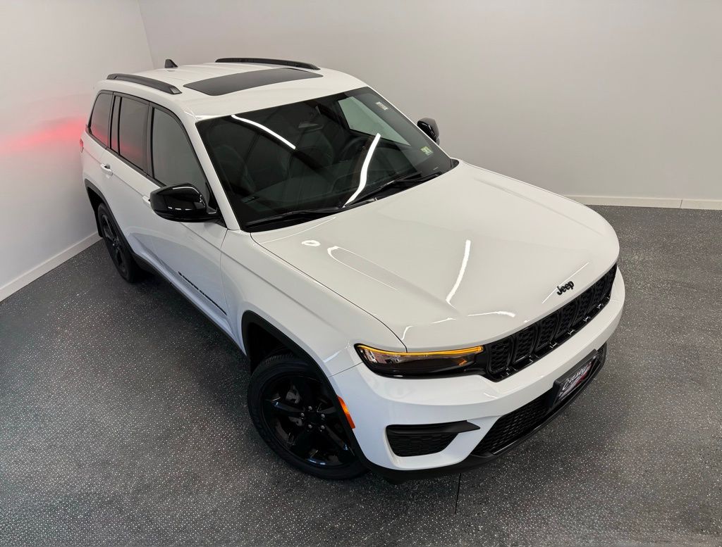 2023 Jeep Grand Cherokee Altitude's photo