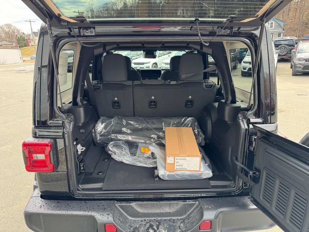 2025 Jeep Wrangler 4-Door Sahara - Photo 6