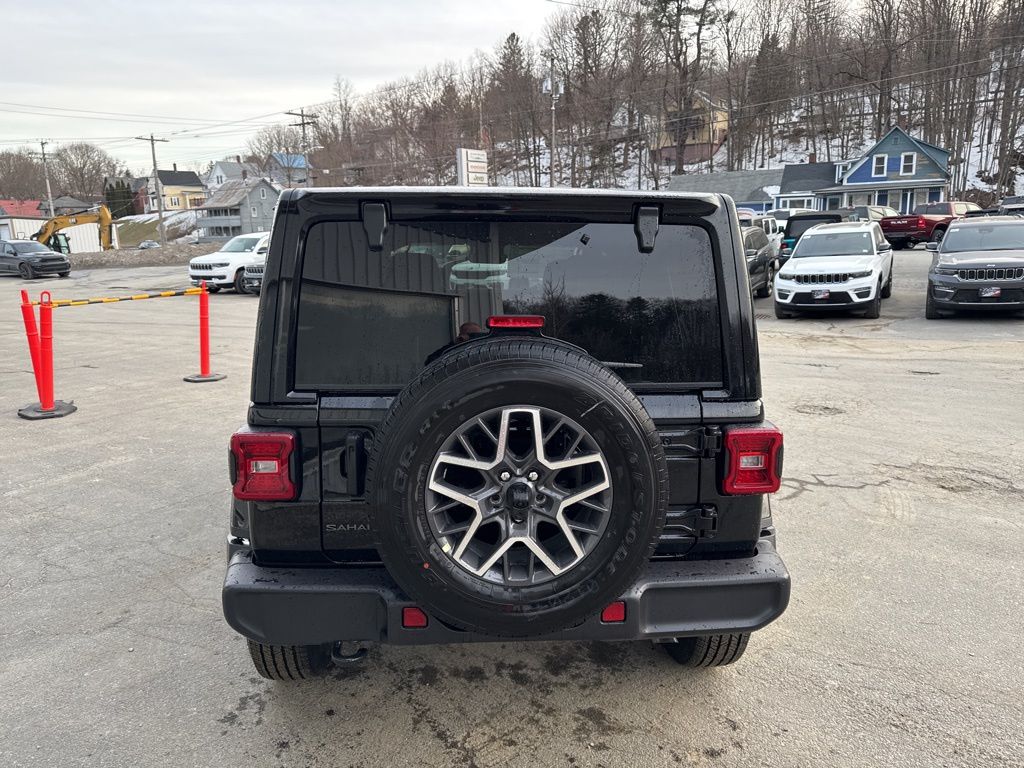 2025 Jeep Wrangler Sahara photo 4