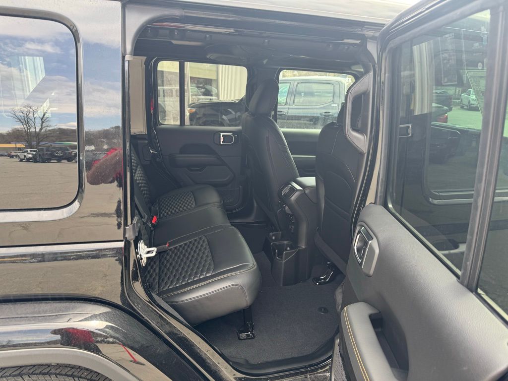 2025 Jeep Wrangler 4-Door Sahara - Photo 9