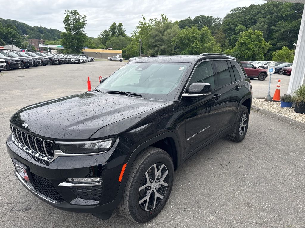 2025 Jeep Grand Cherokee Limited photo 3