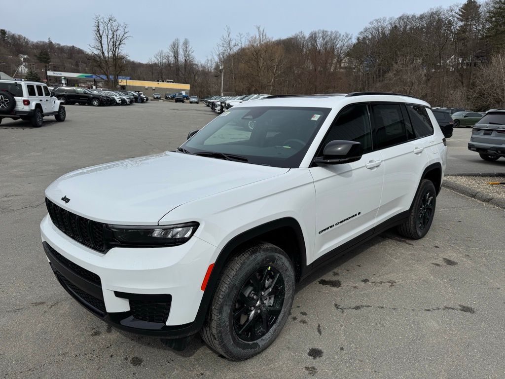 2025 Jeep Grand Cherokee Altitude photo 3