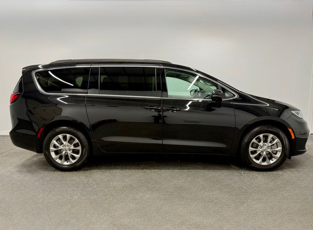 Used 2022 Chrysler Pacifica Touring L Van Passenger Van