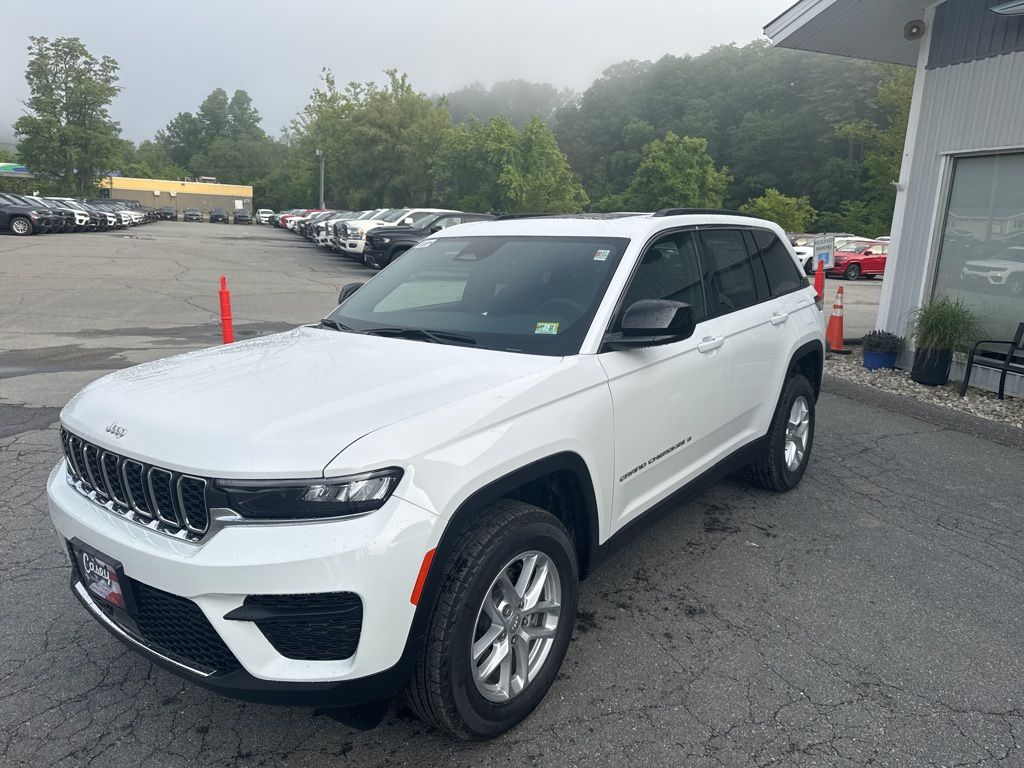 2025 Jeep Grand Cherokee Laredo photo 3