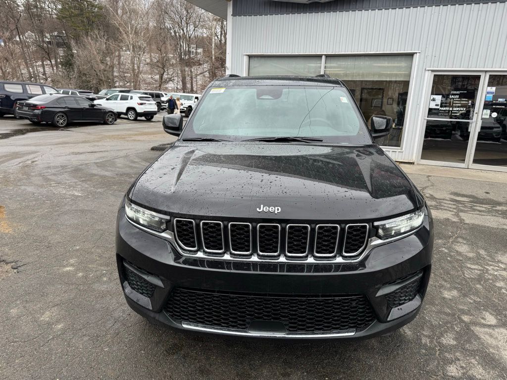 2025 Jeep Grand Cherokee Laredo photo 2