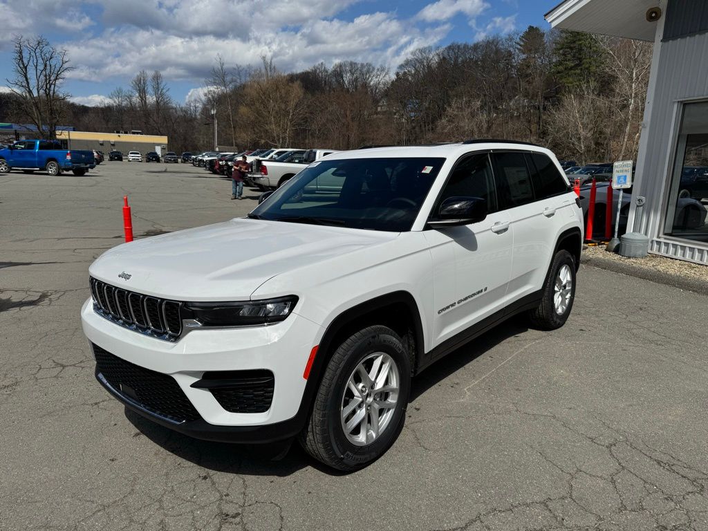 2025 Jeep Grand Cherokee Laredo photo 3