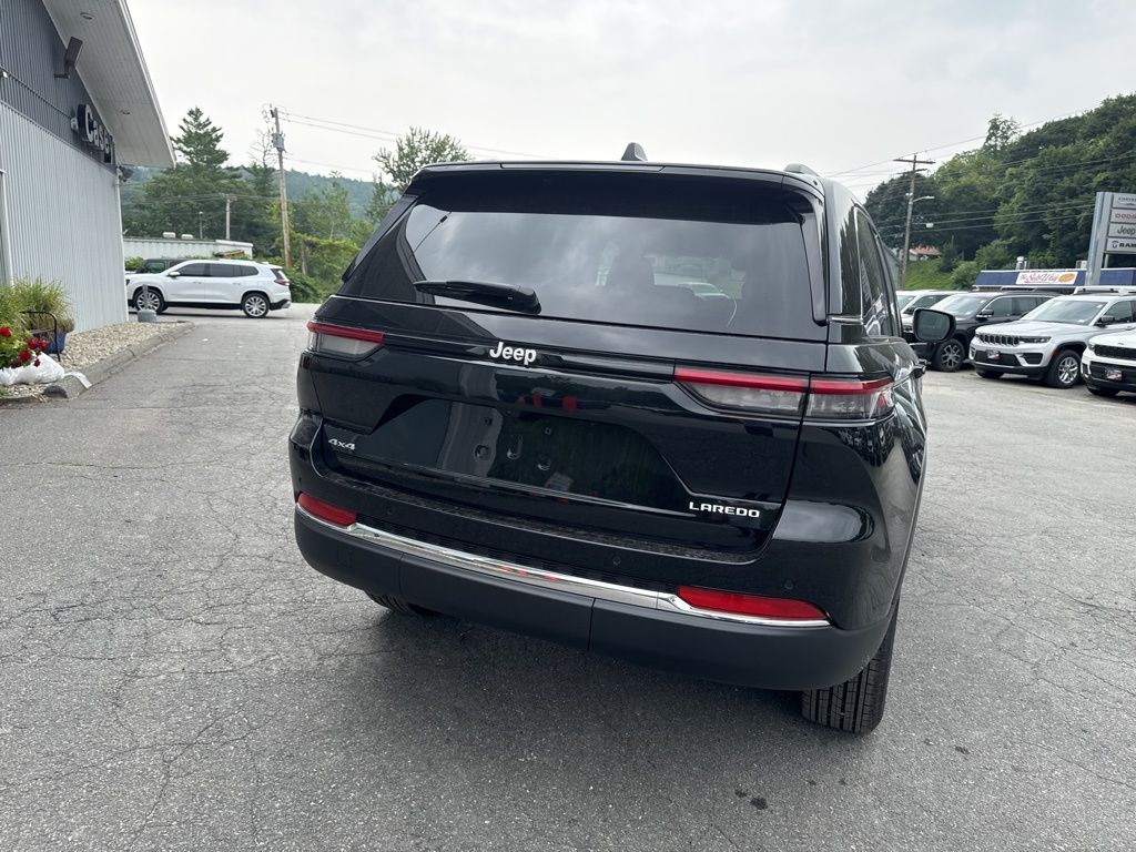 2025 Jeep Grand Cherokee Laredo photo 4
