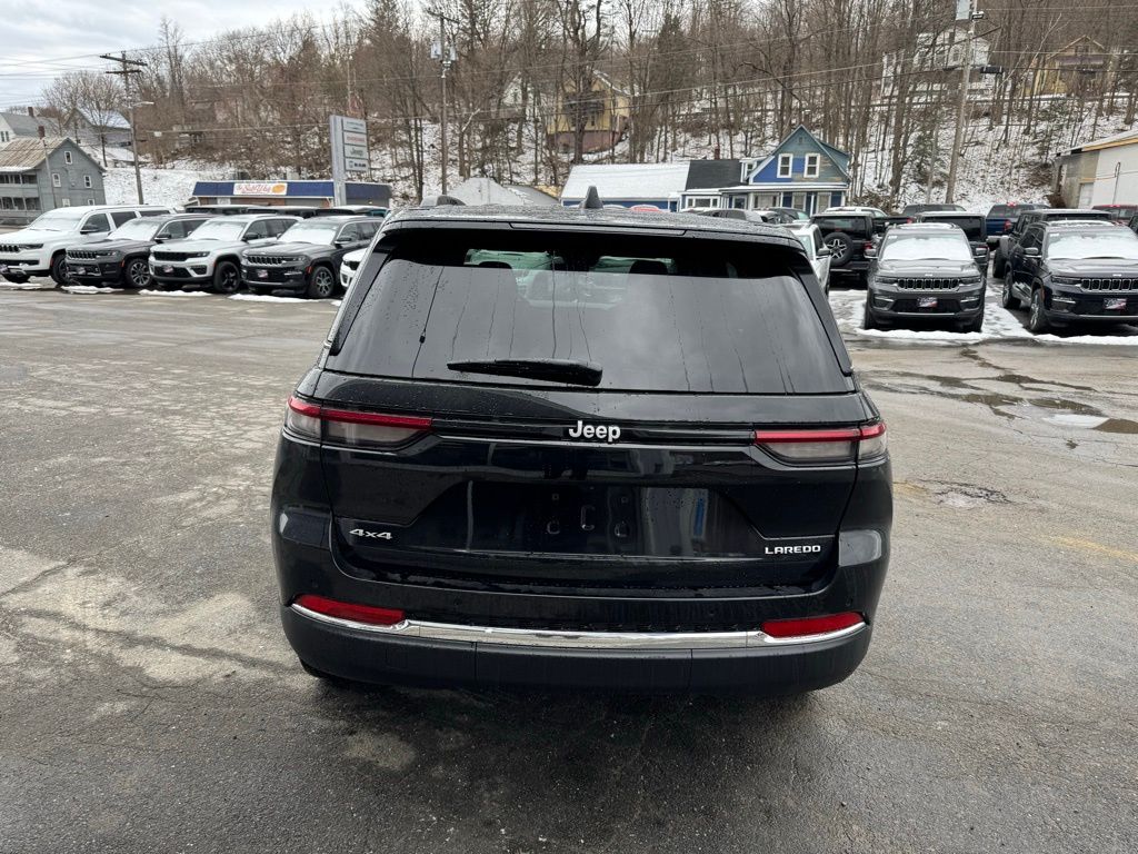 2025 Jeep Grand Cherokee Laredo photo 4