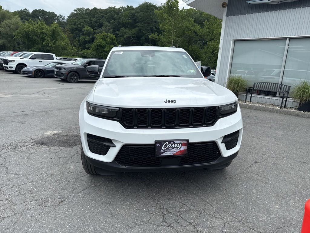 2025 Jeep Grand Cherokee Altitude photo 2