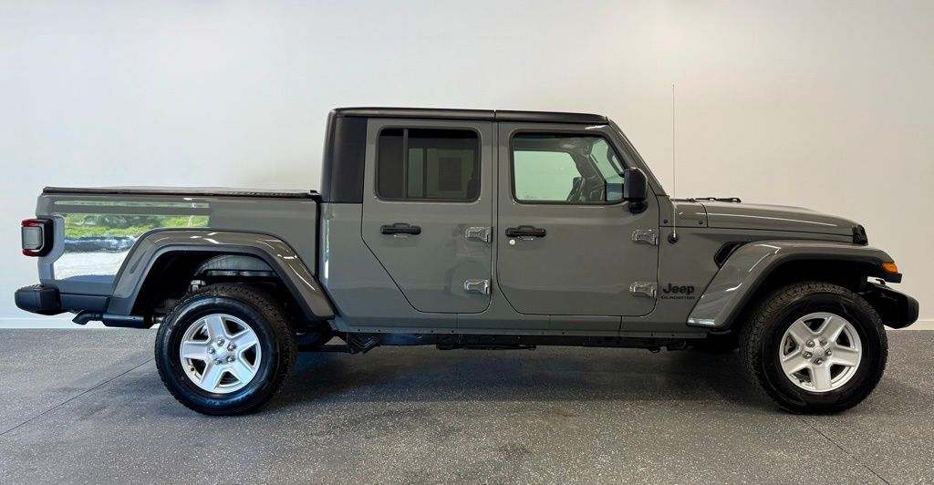2021 Jeep Gladiator Sport photo 2