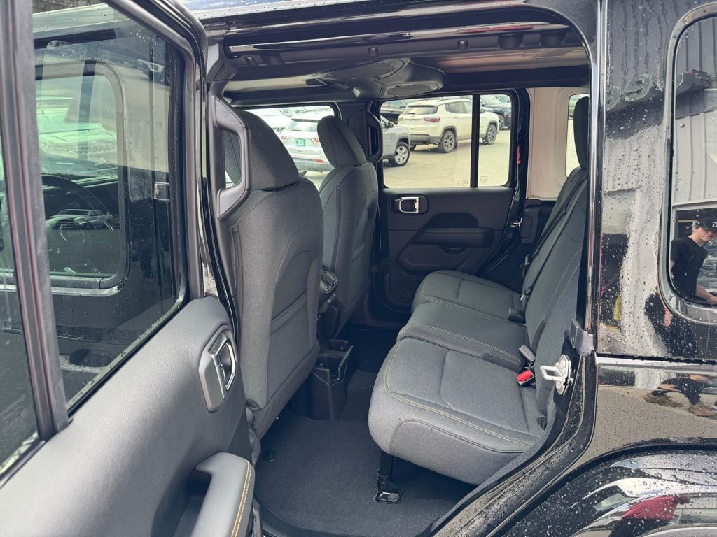 2025 Jeep Wrangler 4-Door Sahara - Photo 8